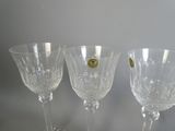 trois verres à vin posés l'un à côté de l'autre sur une table
