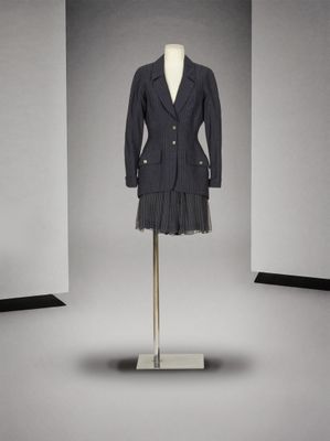une photo d'une robe et d'une veste sur un mannequin