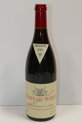 une bouteille de vin posée sur une table