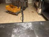 une photo d'une grande balance dans une cuisine