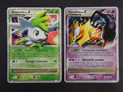 Deux cartes Pokémon sont posées côte à côte sur une table.