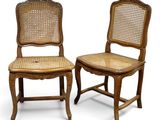 paire de chaises d'appoint de style Louis XVI à dossier en rotin