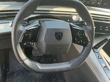 l'intérieur d'une voiture avec un volant et des commandes sur le tableau de bord