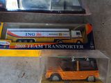 un camion et un bus miniatures dans une boîte