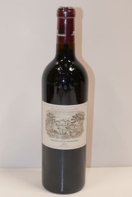 une bouteille de vin posée sur une table