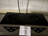 une plaque de cuisson noire et argentée équipée de deux feux
