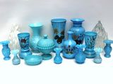 beaucoup de vases en verre bleu et de vases sur la table