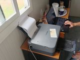 un homme assis à un bureau devant un ordinateur portable