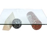 une table en verre sur laquelle repose une boule de marbre