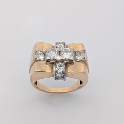 gros plan d'une bague en or avec des diamants sur fond blanc