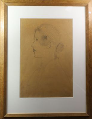 dessin encadré représentant le profil d'une femme, dans un cadre en bois