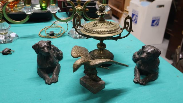 Paire de chiens en bronze non signés, aigle en bronze et une cass...