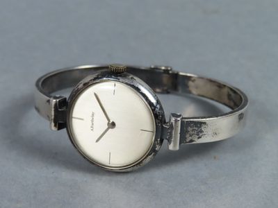 une photo d'une montre-bracelet posée sur une table