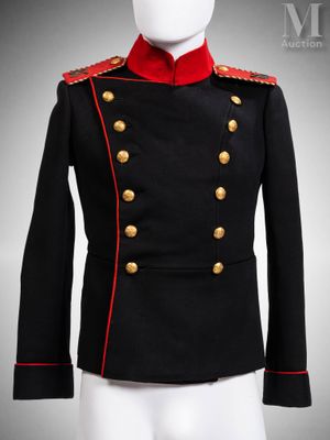 un gros plan sur un mannequin vêtu d'un uniforme militaire