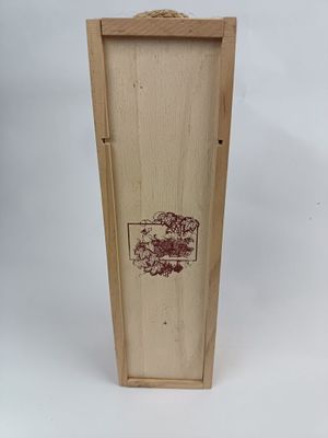 une image représentant une boîte en bois sur laquelle figure une étiquette de vin