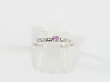 une bague en or blanc sertie d'un saphir rose et de diamants