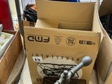 de nombreux cartons remplis d'objets posés les uns à côté des autres sur le sol