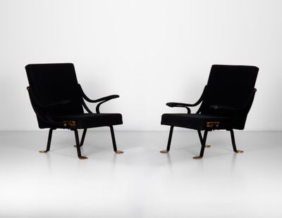 une paire de fauteuils de salon noirs dans le style des années 60