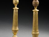 paire de chandeliers anciens en laiton sur fond gris