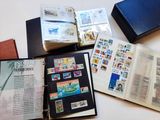 beaucoup de timbres sur les pages d'un livre