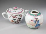 paire de théières en porcelaine chinoise avec soucoupes