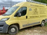 une camionnette jaune garée sur le bord de la route