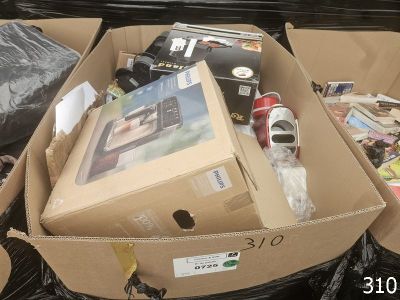 un carton rempli d'objets divers à l'arrière d'une voiture