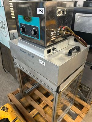 une machine posée sur une palette