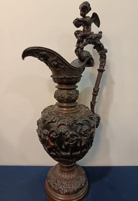 Importante aiguière en bronze à décor d'une ronde d'angelots…