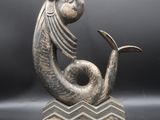 une lampe posée sur une table sur laquelle se trouve un poisson