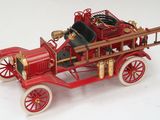 un camion de pompiers miniature avec une auto-pompe à l'arrière