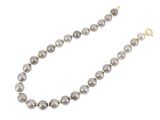 gros plan d'un collier sur fond blanc