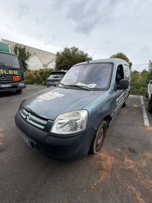 des véhicules garés sur un parking à côté d'un camion et d'un bus