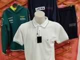 une vitrine présentant des vêtements dans un magasin de vêtements
