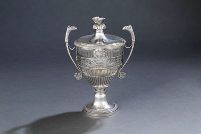 une coupe en argent posée sur une table