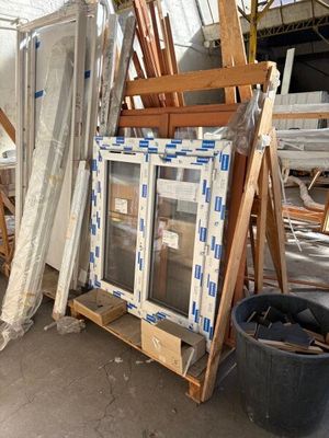 de nombreux meubles qui sont entreposés dans un entrepôt
