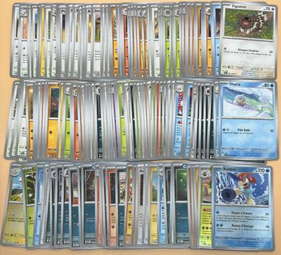 une collection de cartes Pokémon exposée sur une table