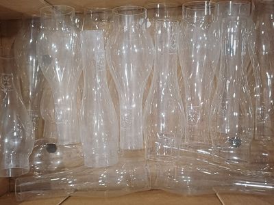 beaucoup de verres à vin vides rangés dans une boîte