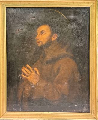 un vieux tableau représentant un homme vêtu d'un manteau marron tenant un chapelet