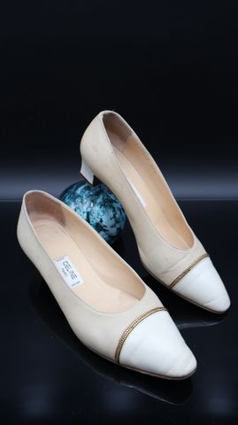 CELINE – Paire de chaussures à petit talon en cuir beige bi-ton, ...
