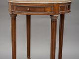 une petite table avec un plateau en marbre et des pieds en bois