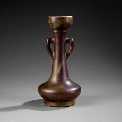 un vase brun posé sur une table