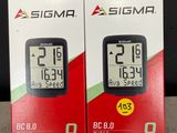 deux boîtes contenant des gadgets électroniques posées sur une table