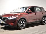 Le SUV Nissan rouge est garé dans un garage.