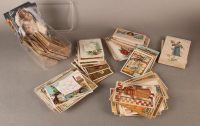 un lot de cartes posées sur une table