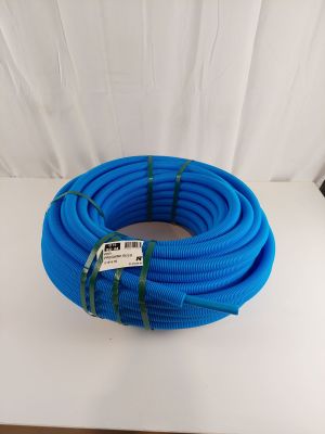 un tuyau bleu posé sur une table blanche