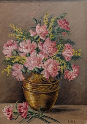 tableau représentant des fleurs dans un vase posé sur une table devant un mur