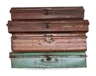 une pile de vieilles valises empilées les unes sur les autres