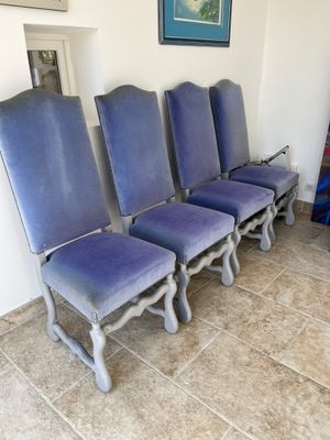 quatre chaises bleues alignées en rang dans une pièce