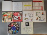beaucoup de livres accrochés au mur, avec des images dessus